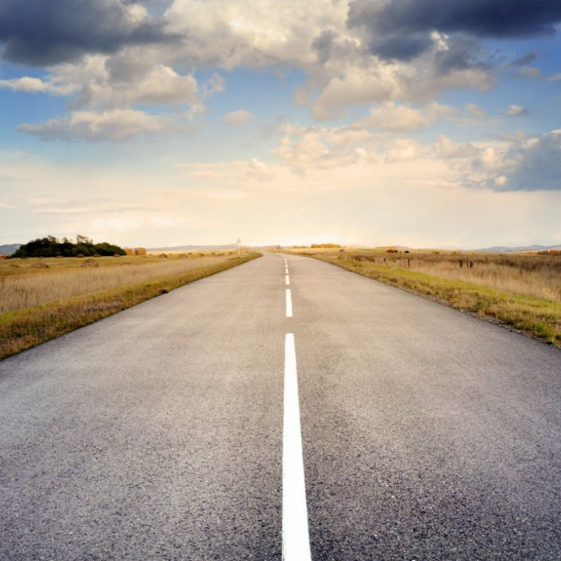 넓은 도로와 푸른 하늘